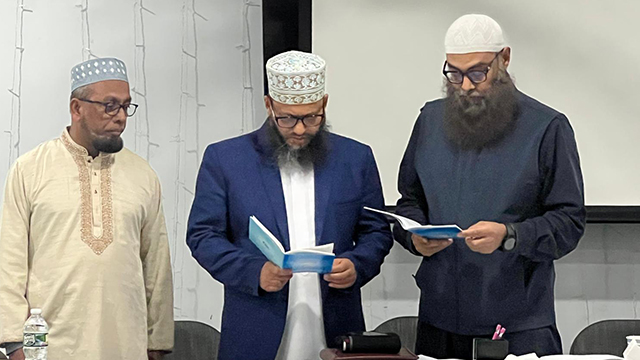 নবনির্বাচিত ন্যাশনাল প্রেসিডেন্টকে শপথ পড়াচ্ছেন প্রধান নির্বাচন পরিচালক আবু সামিহা সিরাজুল ইসলাম