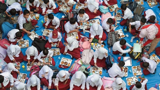 রমজানেও চালু থাকবে ইন্দোনেশিয়ার বিনামূল্যে পুষ্টিকর খাবার বিতরণ কর্মসূচি