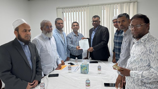 ছবি : হাদী হত্যাকাণ্ডের সুষ্ঠু বিচার দাবি করে  কনস্যুলেট জেনারেল কাজী মোঃ জাবেদ ইকবালকে স্মারকলিপি প্রদান