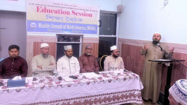 আলোচনা করছেন প্রধান অতিথি মুনা ন্যাশনাল অ্যাসিসট্যান্ট এক্সিকিউটিভ ডিরেক্টর আহমেদ আবু উবায়দা
