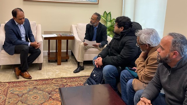 ছবি : যুক্তরাষ্ট্রে নিযুক্ত বাংলাদেশের রাষ্ট্রদূত তারেক মো. আরিফুল ইসলামকে আবেদন প্রেরণকালে