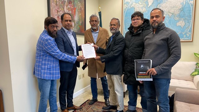 ছবি : যুক্তরাষ্ট্রে নিযুক্ত বাংলাদেশের রাষ্ট্রদূত তারেক মো. আরিফুল ইসলামকে আবেদন প্রেরণ করছেন এইচআরডিবি&rsquo;র সদস্যগণ