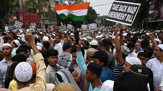 ওয়াকফ আইনের প্রতিবাদে কলকাতায় পোড়ানো হল মোদী-শাহের কুশপুত্তলিকা 