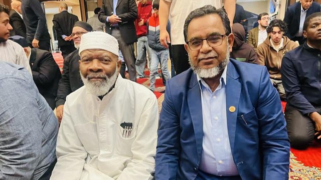 ছবি : মুনা ওয়েস্ট জোন প্রেসিডেন্ট আশরাফ হোসেইন আকবর এবং ইমাম সিরাজ ওয়াহহাজ