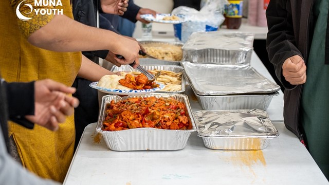 ছবি : কিয়াম শেষে স্ন্যাক্স বিতরণপর্ব