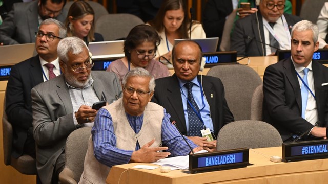 যুক্তরাষ্ট্রকে বাংলাদেশে বেশি বেশি বিনিয়োগের আহ্বান জানালেন প্রধান উপদেষ্টা