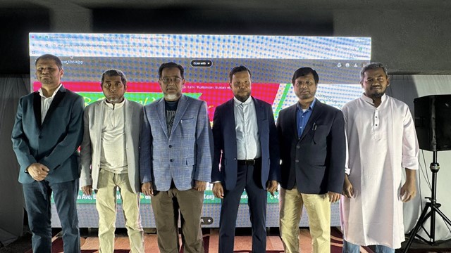 ছবি : মুনা ওয়েস্ট জোন প্রেসিডেন্ট আবদুল মান্নান এবং মুনা ওয়েস্ট জোন ভাইস প্রেসিডেন্ট আশরাফ হোসাইন আকবরের সাথে স্থানীয় নেতাগণ