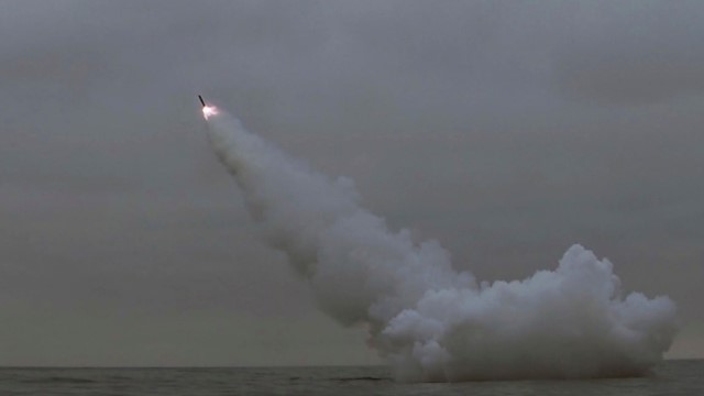 ট্রাম্প দ. কোরিয়ায় পা রাখতে না রাখতেই ক্রুজ ক্ষেপণাস্ত্র নিক্ষেপ করল উ. কোরিয়া