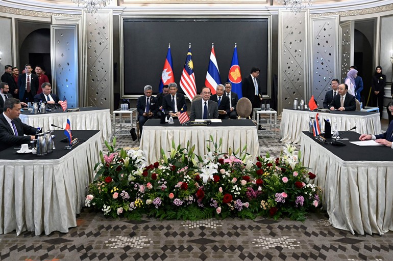 স্থলমাইন বিস্ফোরণের পর কম্বোডিয়ার সাথে শান্তি চুক্তি স্থগিত করলেন থাই প্রধানমন্ত্রী