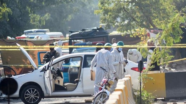 পাকিস্তানে আদালতের বাইরে আত্মঘাতী বোমা হামলা, নিহত ১২ 