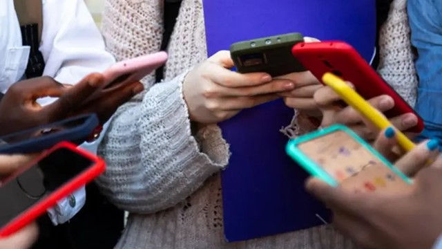 অনূর্ধ্ব ১৬ বছর বয়সীদের জন্য সোশ্যাল মিডিয়া ব্যবহার নিষিদ্ধ করছে মালয়েশিয়া 