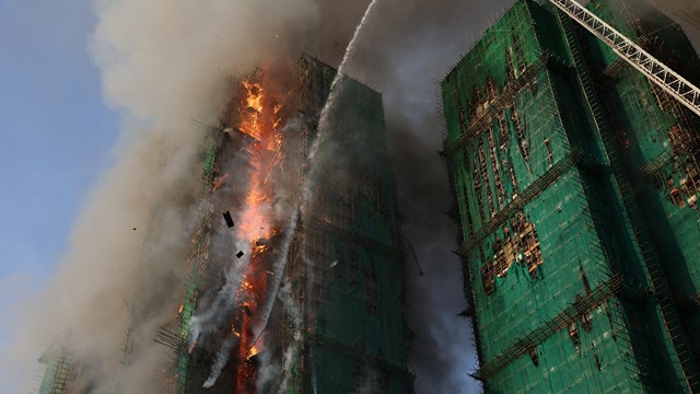 হংকংয়ে বহুতল ভবনে আগুন লেগে কমপক্ষে ৪ জনের মৃত্যু 