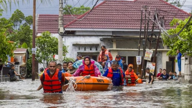 ইন্দোনেশিয়া ও থাইল্যান্ডে বন্যায় মৃতের সংখ্যা ছাড়িয়ে ৬০০