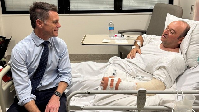 আততায়ীর অস্ত্র ছিনিয়ে নিয়ে ইহুদিদের জীবন বাঁচালেন মুসলিম ফল ব্যবসায়ী