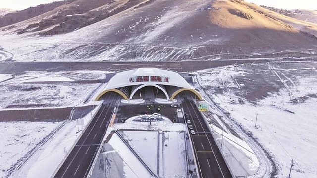 জিনজিয়াংয়ে বিশ্বের দীর্ঘতম এক্সপ্রেসওয়ে টানেল খুললো চীন 