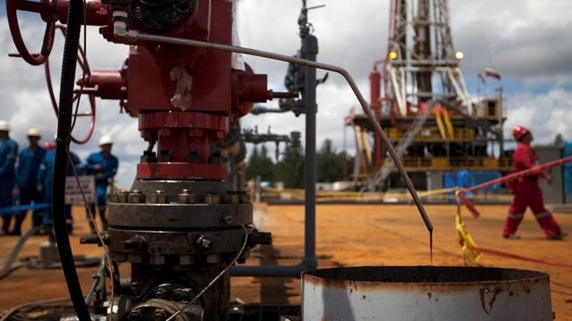 ভেনেজুয়েলার তেল কেনার জন্য যুক্তরাষ্ট্রের অনুমোদনের অপেক্ষায় ভারতের রিলায়েন্স