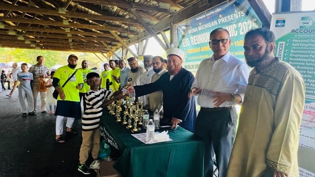 ঈদ রিইউনিয়ন ও পিকনিক শেষে পুরস্কার বিতরণ। ছবি : মুনা
