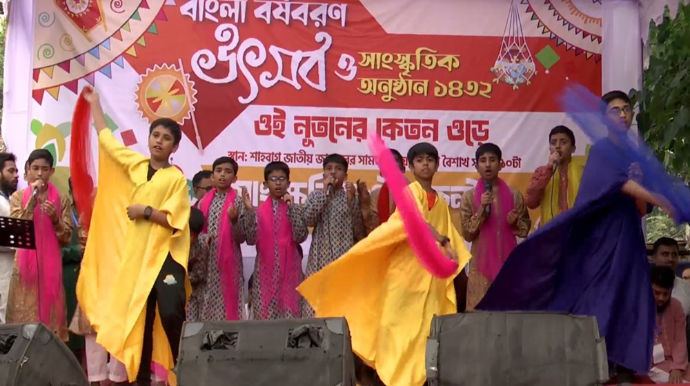 শাহবাগ মোড়ে সাংস্কৃতিক ঐক্যফ্রন্ট আয়োজিত অনুষ্ঠান