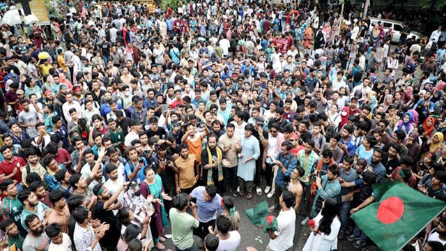 টানা অবরোধের পর অনশনে কর্মসূচিতে জগন্নাথ বিশ্ববিদ্যালয়ের আন্দোলনকারীরা