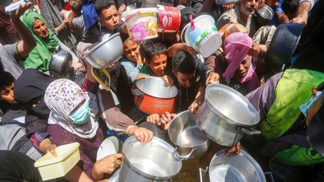 তীব্র খাদ্য সংকটে গাজাবাসী : দুই-তিন দিনে পাচ্ছে একবেলা খাবার