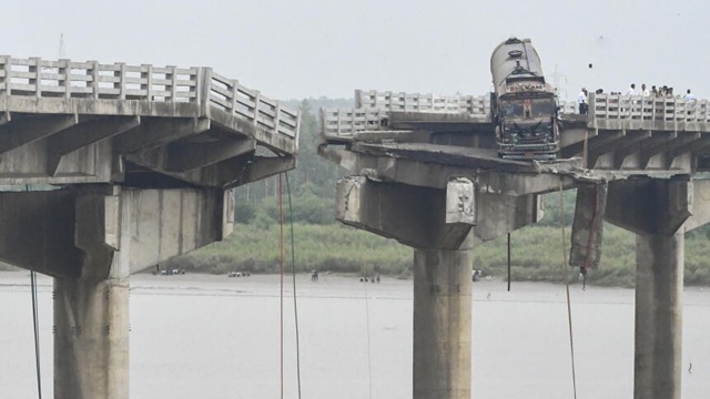 সেতু ভেঙ্গে ভারতের গুজরাটে নিহত ১০