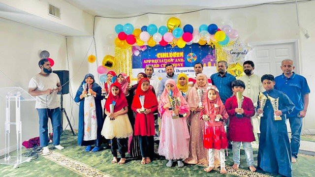 পুরস্কারপ্রাপ্ত শিশু-কিশোরদের সাথে অতিথিবৃন্দ। ছবি : মুনা