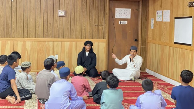 আসরে গল্প শুনছে শিশু-কিশোররা। ছবি : মুনা