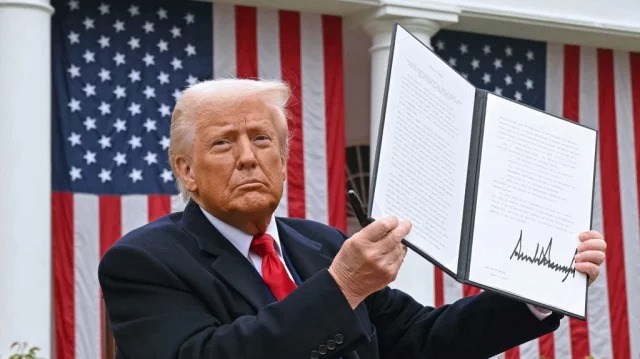 তিন ক্যাটাগরির পণ্যের ওপর অতিরিক্ত শুল্ক এক বছরের জন্য স্থগিত করল ট্রাম্প