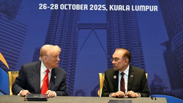 আসিয়ান সম্মেলনে ট্রাম্প-আনোয়ারের বাণিজ্য চুক্তি স্বাক্ষর