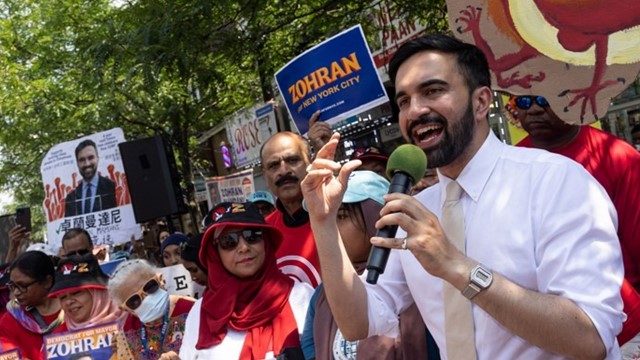 হিলসাইড অ্যাভিনিউ হঠাৎ মুখরিত হল মামদানির জন্য বাংলা স্লোগানে 