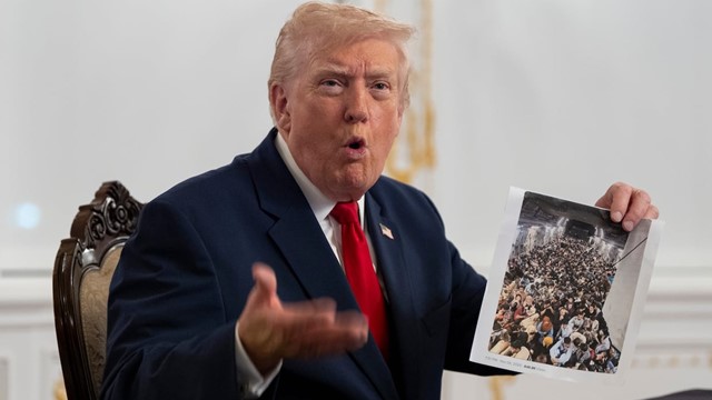 আশ্রয় আবেদন অনির্দিষ্টকালের জন্য স্থগিতের ইঙ্গিত ট্রাম্পের 