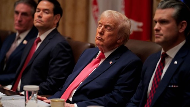 মন্ত্রিসভার বৈঠকে ডোনাল্ড ট্রাম্পের ঘুম