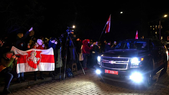 যুক্তরাষ্ট্র নিষেধাজ্ঞা তুলে নেওয়ার পর ১২৩ জন বন্দিকে মুক্তি দিল বেলারুশ 