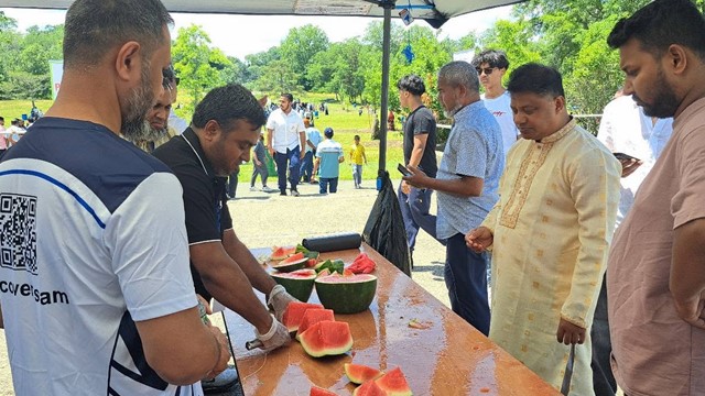 ছবি: পিকনিকে বিভিন্ন ধরনের মৌসুমি ফল, শরবত ও নাস্তার স্টল রাখা হয়