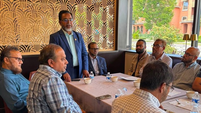 ছবি: মুনা ওয়েস্ট জোন ভাইস প্রেসিডেন্ট আশরাফ হোসাইন আকবর