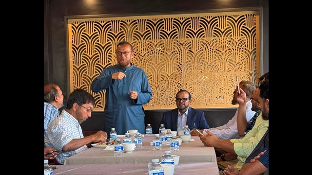 ছবি: নাশিদ শিল্পী সাইফুল্লাহ মানসুরও আলোচনায় অংশ নেন