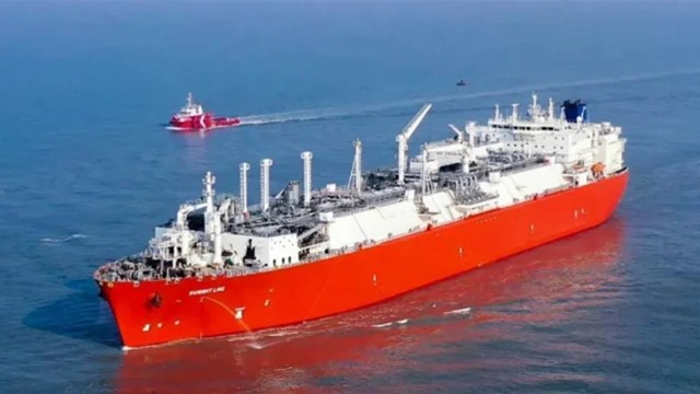 ক্রমবর্ধমান চাহিদার মধ্যেই চট্টগ্রাম বন্দরে পৌঁছাল ডিজেল ট্যাঙ্কার 