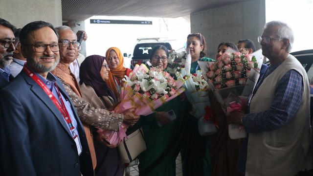 ৫০তম প্রতিষ্ঠাবার্ষিকীতে প্রতিষ্ঠাতা ড. মুহাম্মদ ইউনূসকে সম্মাননা জানালো গ্রামীণ ব্যাংক 