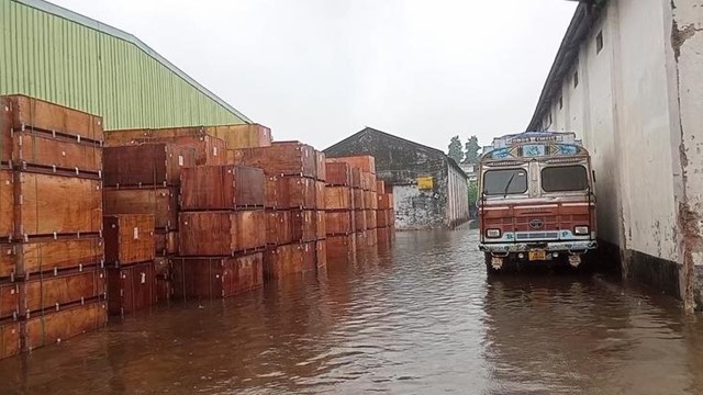 ভারী বর্ষণে বেনাপোল স্থলবন্দরে বন্যা, ক্ষতিগ্রস্ত কোটি কোটি টাকার আমদানিপণ্য 