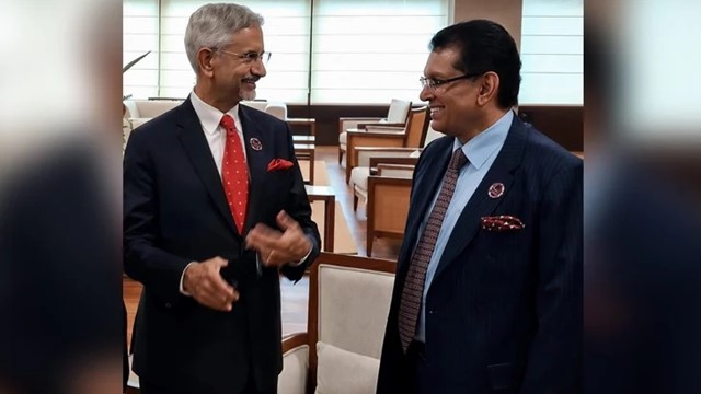 আসিয়ান আঞ্চলিক ফোরামের ফাঁকে শুভেচ্ছা বিনিময় করলেন বাংলাদেশ ও ভারতের পররাষ্ট্রমন্ত্রী