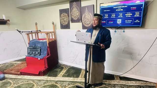 ছবি: প্রধান অতিথি মুনা&rsquo;র ন্যাশনাল অ্যাসিস্ট্যান্ট এক্সিকিউটিভ ডিরেক্টর ও আল-কুরআন দাওয়াহ সেন্টারের চেয়ারম্যান প্রফেসর ড. রুহুল আমিন