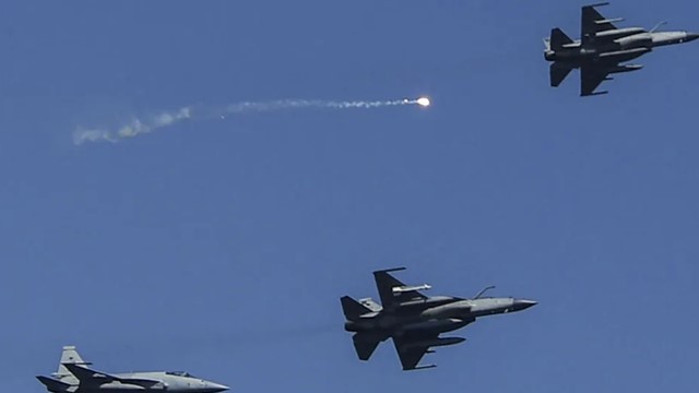 আফগানিস্তানে বিমান হামলা চালানোর কথা স্বীকার করল পাকিস্তান 