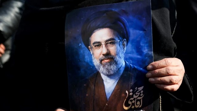 যুক্তরাষ্ট্র ও ইসরায়েলের প্রথম দফার হামলায়ই পা হারান মোজতবা খামেনি: রয়টার্স