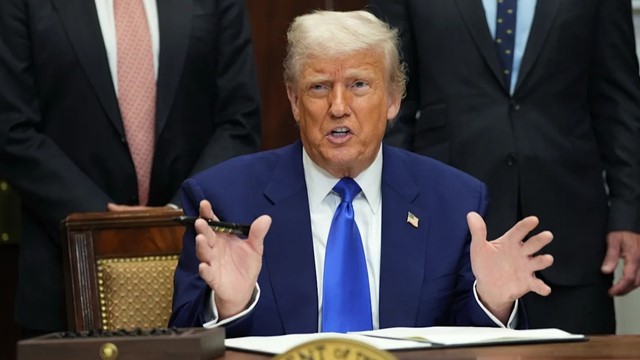 গ্রিনল্যান্ডের ব্যাপারে আরও কঠোর অবস্থানে ট্রাম্প