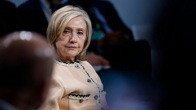 মিউনিখ নিরাপত্তা সম্মেলনে প্যানেল আলোচনা চলাকালীন ক্লিনটন এবং চেক রাজনীতিকের বাকবিতণ্ডা