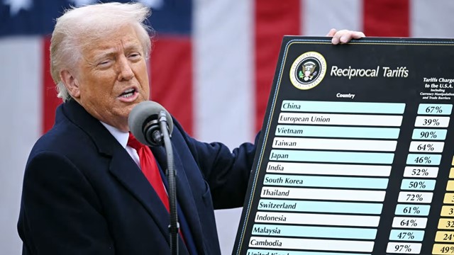 সুপ্রিম কোর্ট পূর্ববর্তী পরিকল্পনা আটকে দেওয়ার পর আমদানি শুল্ক ১৫% বাড়ালেন ট্রাম্প 