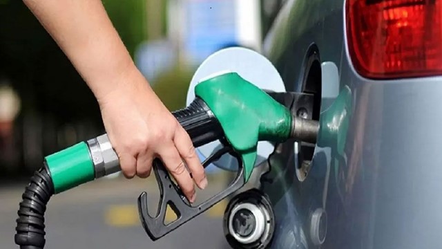 বিশ্ব তেল বাজারের অস্থিরতায় যুক্তরাষ্ট্রে জ্বালানির দাম উঠল ৪ ডলারের উপরে 