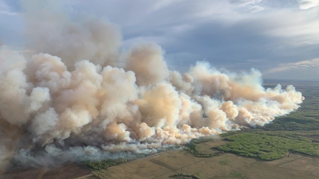 যুক্তরাষ্ট্র ও কানাডায় দাবানলের তাণ্ডব, সরিয়ে নেওয়া হলো হাজারো মানুষকে 