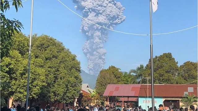 ইন্দোনেশিয়ায় মাউন্ট ডুকোনোর ভয়াবহ অগ্ন্যুৎপাত: ৩ জনের মৃত্যু, নিখোঁজ ২০ পর্বতারোহী