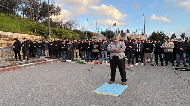 অবরুদ্ধ আল-আকসা: রাস্তায় ঈদের নামাজ পড়লেন ফিলিস্তিনিরা